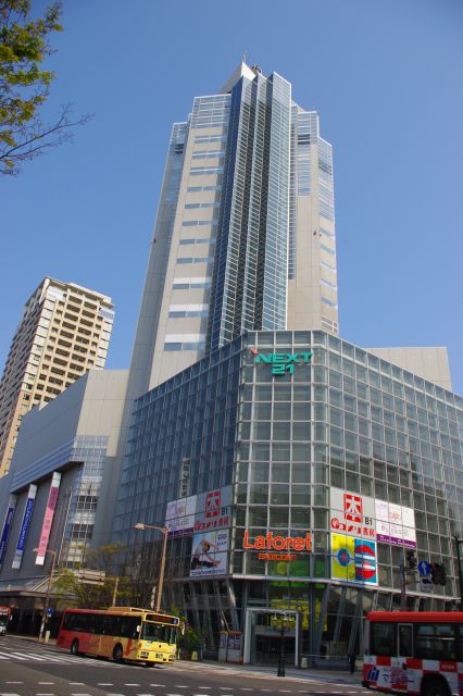 西掘通沿い、三越の向かいにある高層ビル「NEXT21」。128mもあり群を抜いた見上げる高さ。