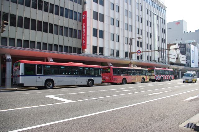 通りにはバスが新潟駅に向かって沢山走っています。