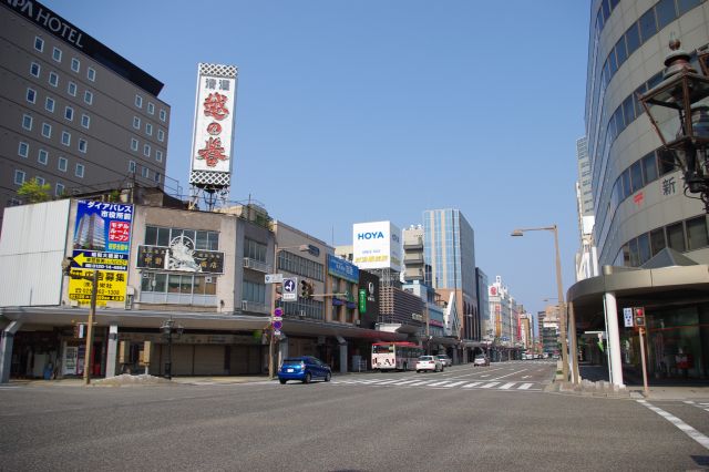新潟駅方面へ進んでいきます。歩道のアーケードが続き、周囲にはホテルも多数あります。