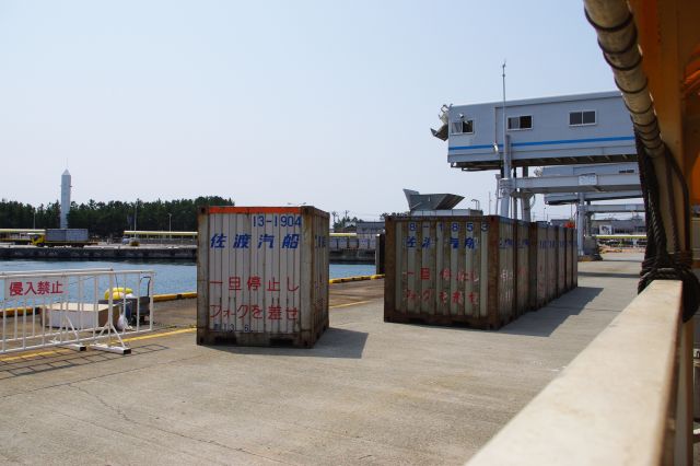 新潟港でも見かけたコンテナ。港は風が強い。
