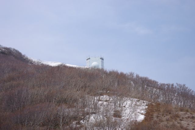 山のさらに上にはレーダーがあります。
