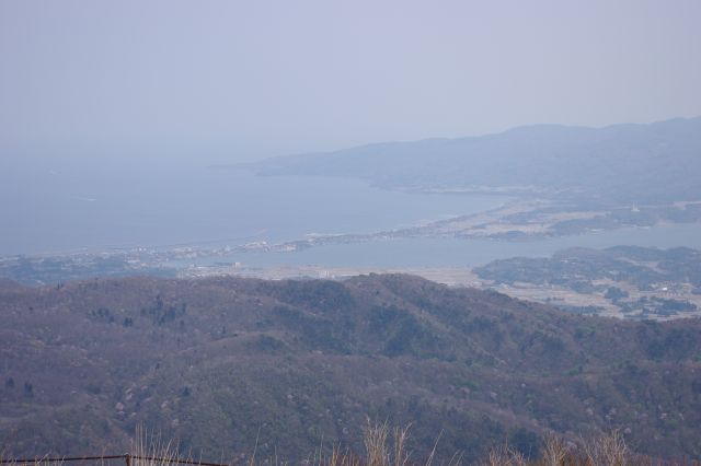 建物が集中する両津湊の街はすぐ加茂湖が迫っています。