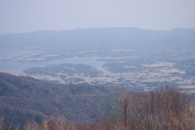 加茂湖。手前には佐渡空港の滑走路があります。