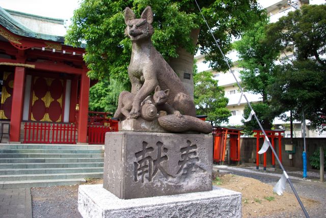 拝殿前には狐の像。