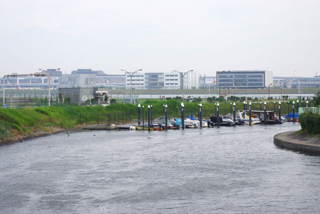 風景も開け、南側には川崎の工業地域が見える。