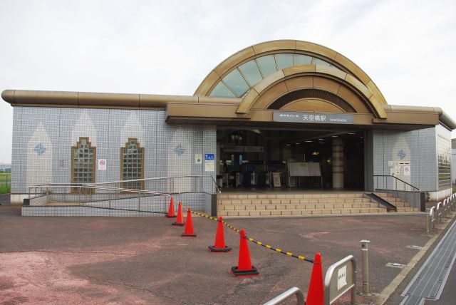 すぐ横に東京モノレールの天空橋駅があります。