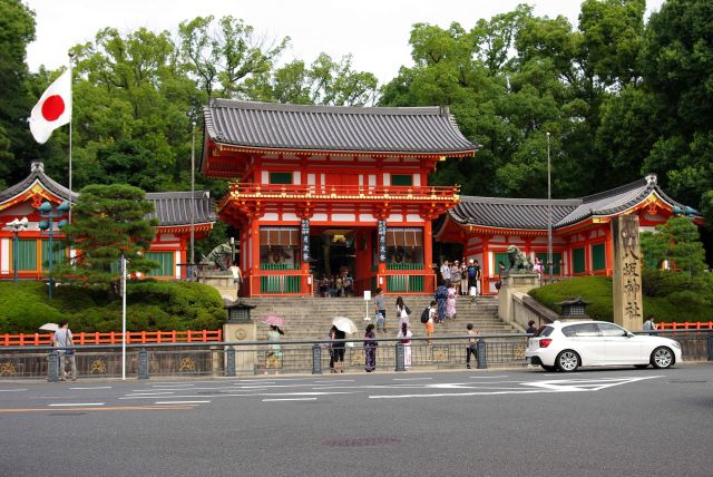 バスで渋滞する道を進み祇園へ。祇園の顔の八坂神社。