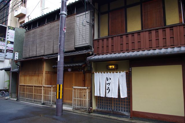 京都らしい伝統的な雰囲気の建物が美しい。