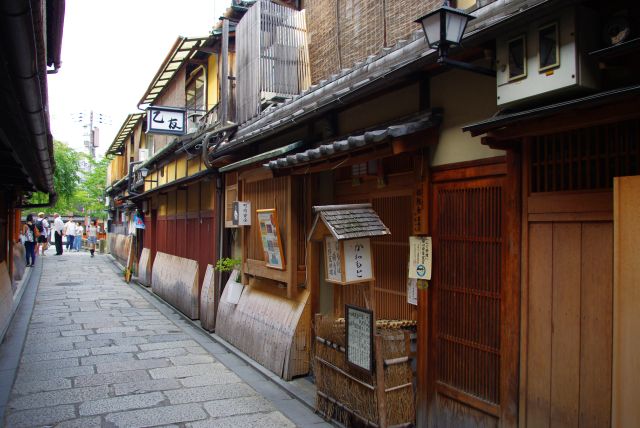 石畳になる巽橋直前の狭い通りは特に京町家の雰囲気。