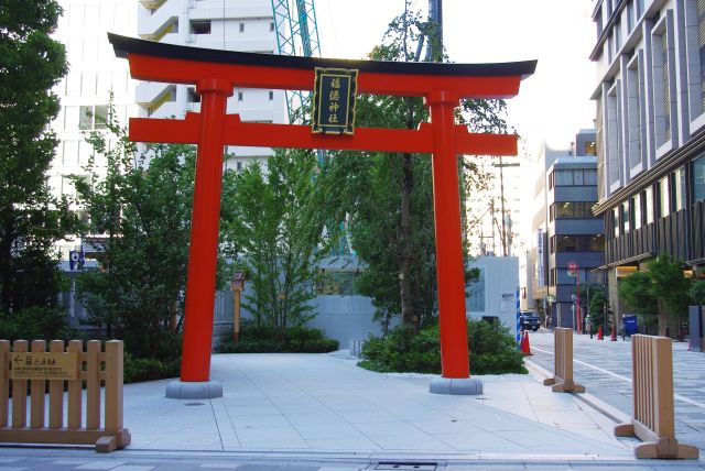 ビルの間の小広場に福徳神社の鳥居が現れます。