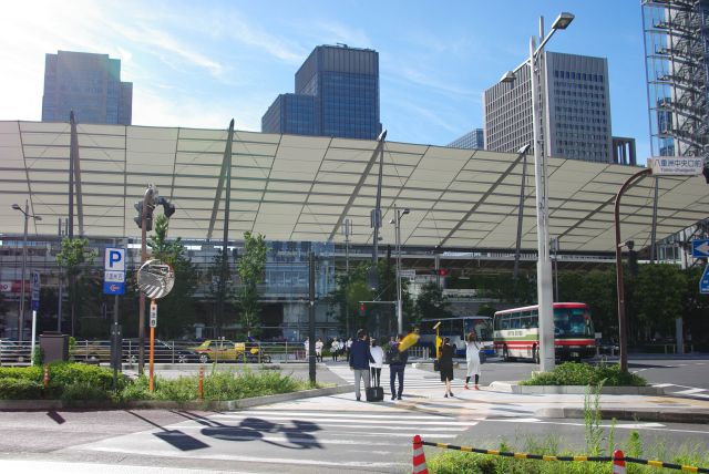 東京駅八重洲口、船の帆のような長いグランルーフがあります。