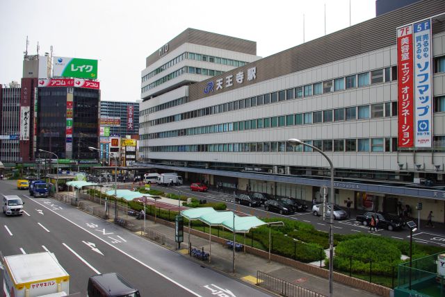 阿倍野歩道橋から見る天王寺駅。構内はホームが多い大きな駅。