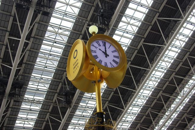 天井の高いノースゲートビルディング側には金色の時計。
