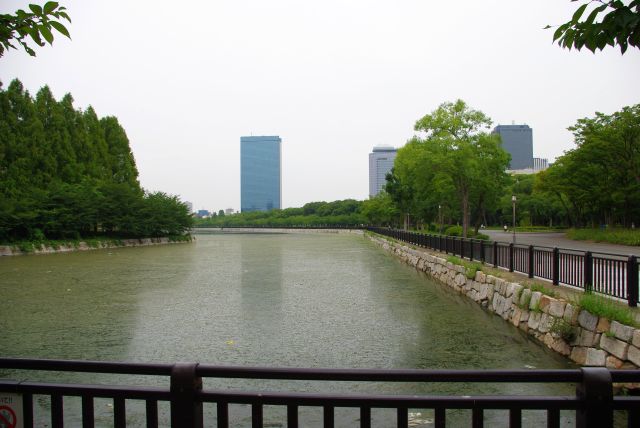 大阪城の東外濠。