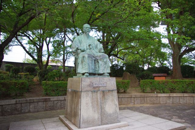 散策すると大阪港の礎を築いた天保山西村捨三の像。
