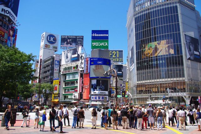 渋谷といえばスクランブル交差点。人が多い！