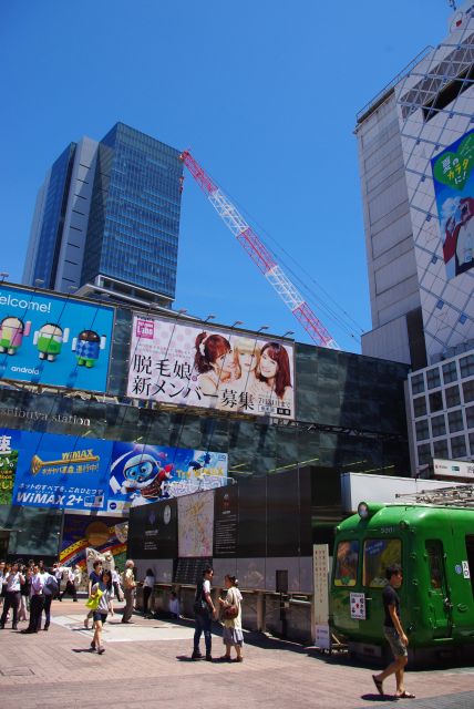 東急百貨店と背後には新しい渋谷ヒカリエ。高さは182.5m。