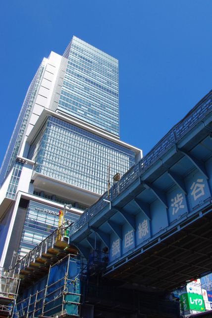 銀座線高架と渋谷ヒカリエ。