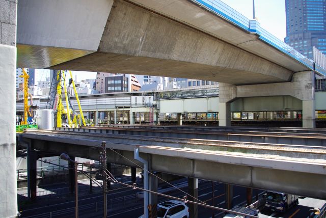 高速道路の下、東横線の高架橋が残る。