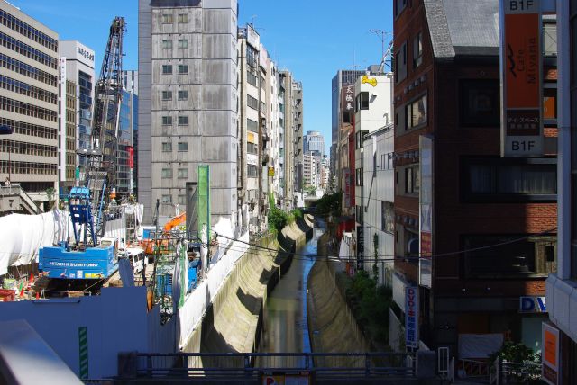 南側には駅の真下から流れる小さな渋谷川。