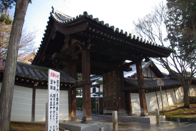 東福寺へ。水滴の落ちる門をくぐる。