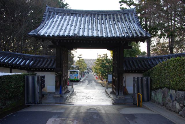 名残惜しく東福寺を去ります。再び水滴の門をくぐる。