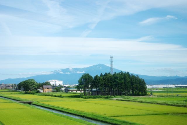田園地帯を進み日本百名山・標高2236mの鳥海山へ向かいます。
