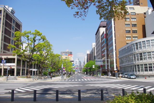 商業ビルが並ぶ桜木町方面の通り。
