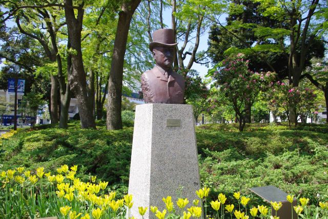 横浜公園・日本大通の設計者ブラントン氏の像。