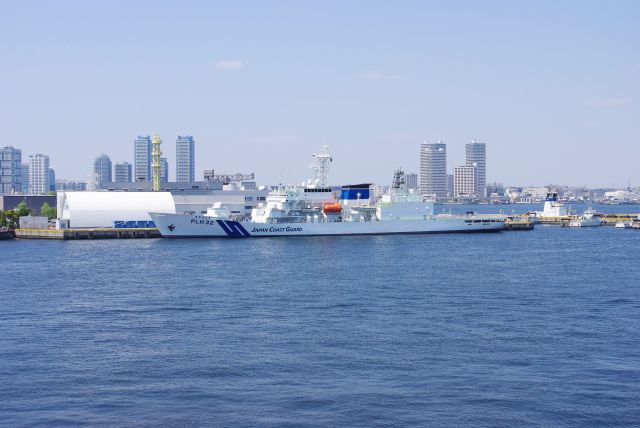 海上保安庁の船と横浜駅東口方面。