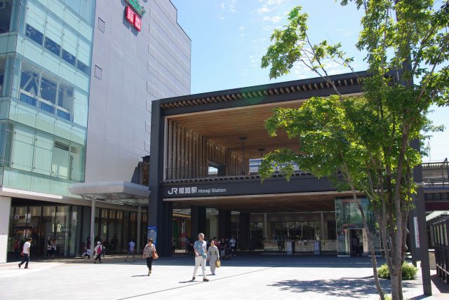 姫路駅の中央口、新しく改装された雰囲気できれいな駅。