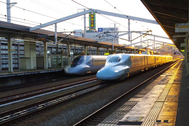 轟音と共に新幹線が高速で通過していきます。