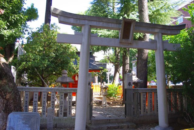 右の松尾神社は酒造・農工業の神。