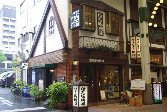 洋風の造りの喫茶店。
