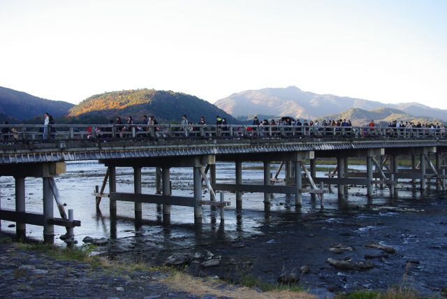 嵐山の紅葉（嵐山駅、渡月橋）の写真ページ