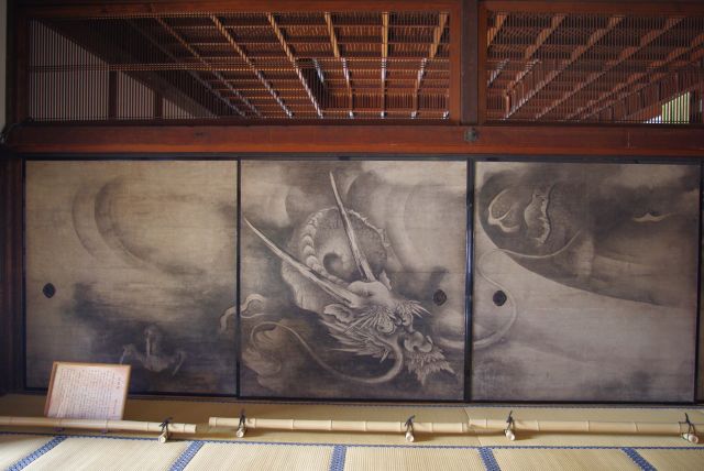 方丈の襖絵は海北友松作の雲龍図（複製品）。
