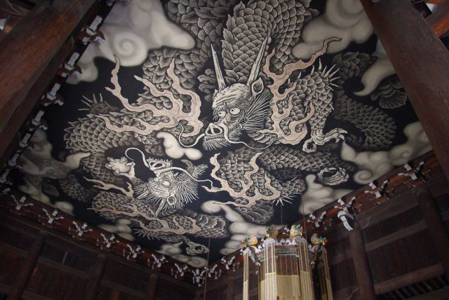法堂天井には巨大な双龍図。