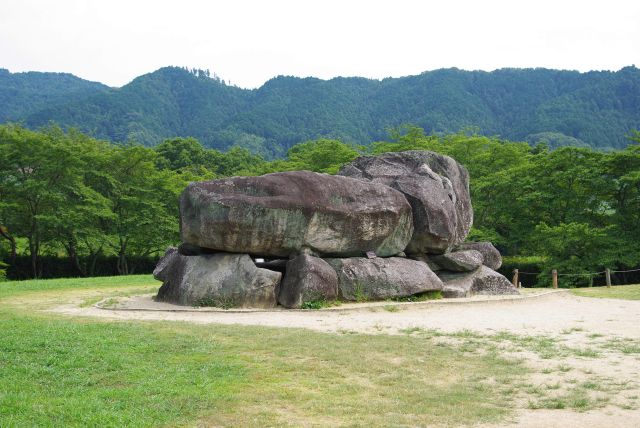 中心部に積み上げられた巨石。