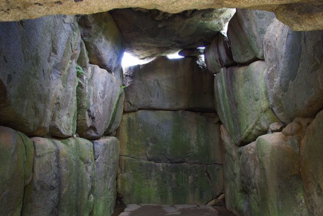 石室内は結構高さがあり、隙間から光が差し込む。