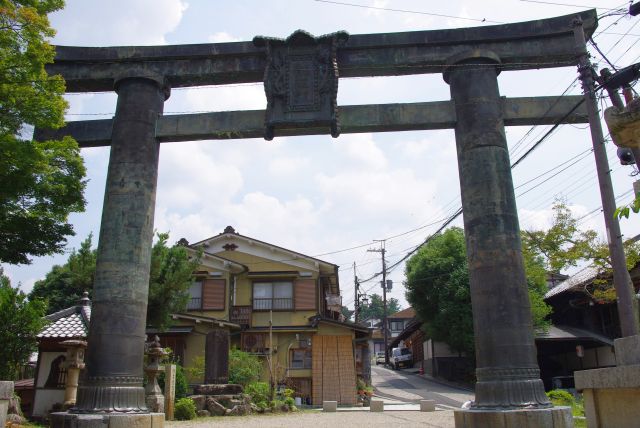 金峯山寺を少し下った所に重要文化財の銅の鳥居。お寺ですが鳥居があります。