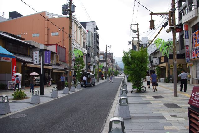 三条通りは歩道が広く、新旧のお店が混在する繁華街。