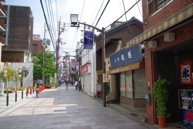 近鉄奈良駅の南側、さくら通りは商店が並ぶ（朝なので閉まっているが）。