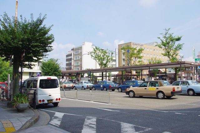 北側の国道369号線に突き当たると近鉄奈良駅のロータリー、タクシーが集まります。