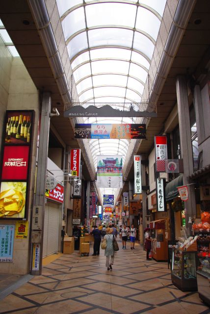 奈良を代表する商店街は飲食店、伝統品店、お土産店、チェーン店でにぎわう。