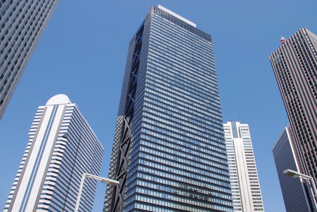 新宿三井ビルディング。左奥は新宿アイランドタワー（189.42m）。