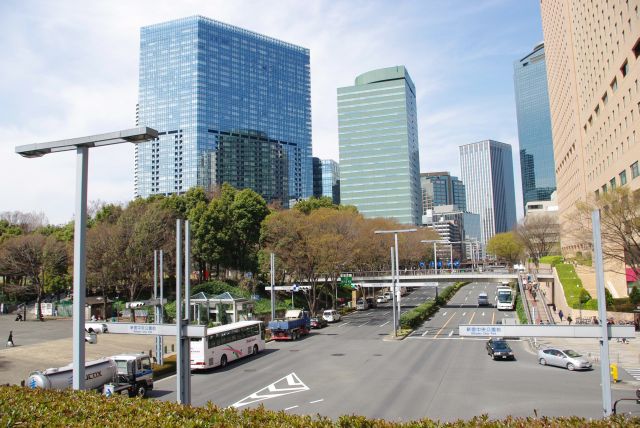 西新宿駅側にも立ち並ぶビル群。