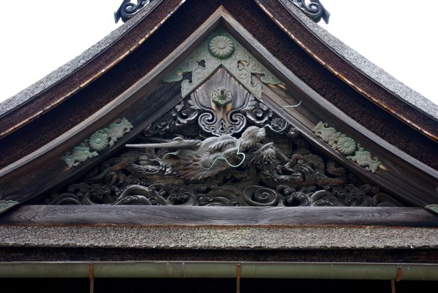 大玄関の竜の彫刻。