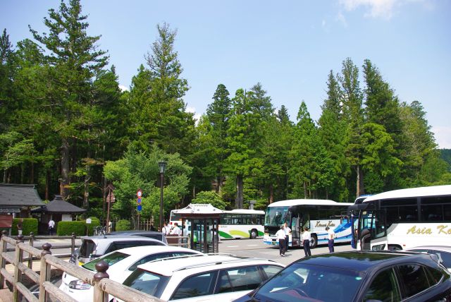 金剛峯寺正面は観光バスも止まる駐車場。