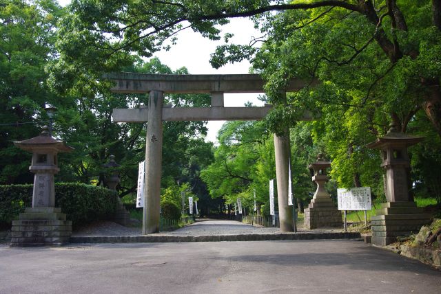 右側には和歌山県護国神社。