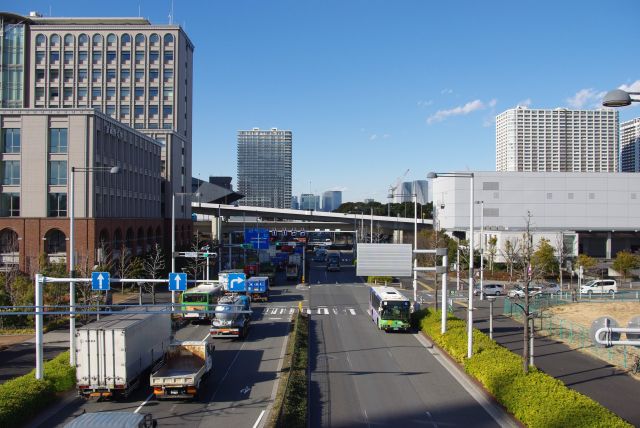 北側は豊洲市場方面、大型トラックが行き交う。左には武蔵野大学有明キャンパス。